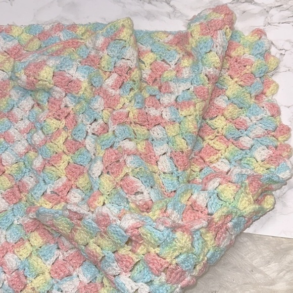 Small handmade crochet baby blanket vintage - Picture 2 of 3